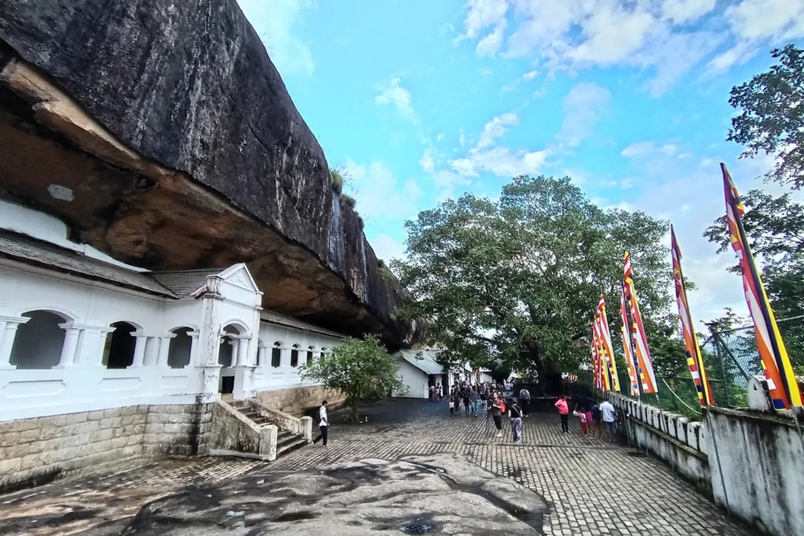 Dambulla-Höhlentempel unter einem mächtigen Felsdach in Sri Lanka
