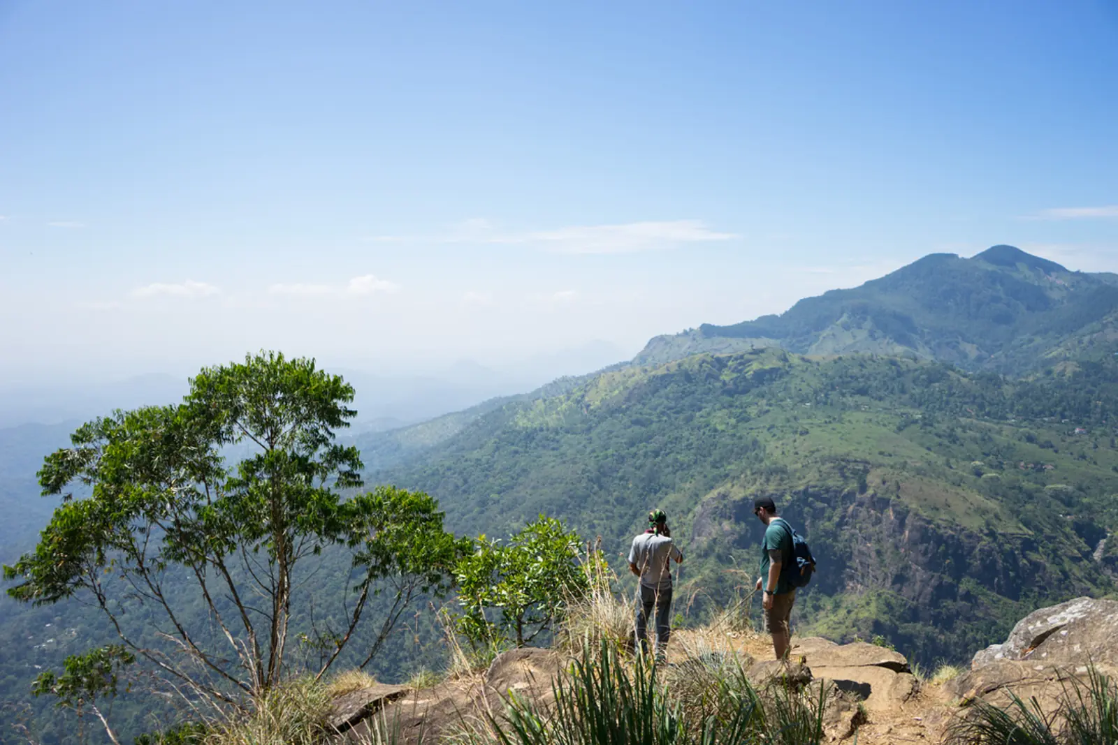 Wanderer mit Blick über die Berglandschaft bei Haputale in Sri Lanka
