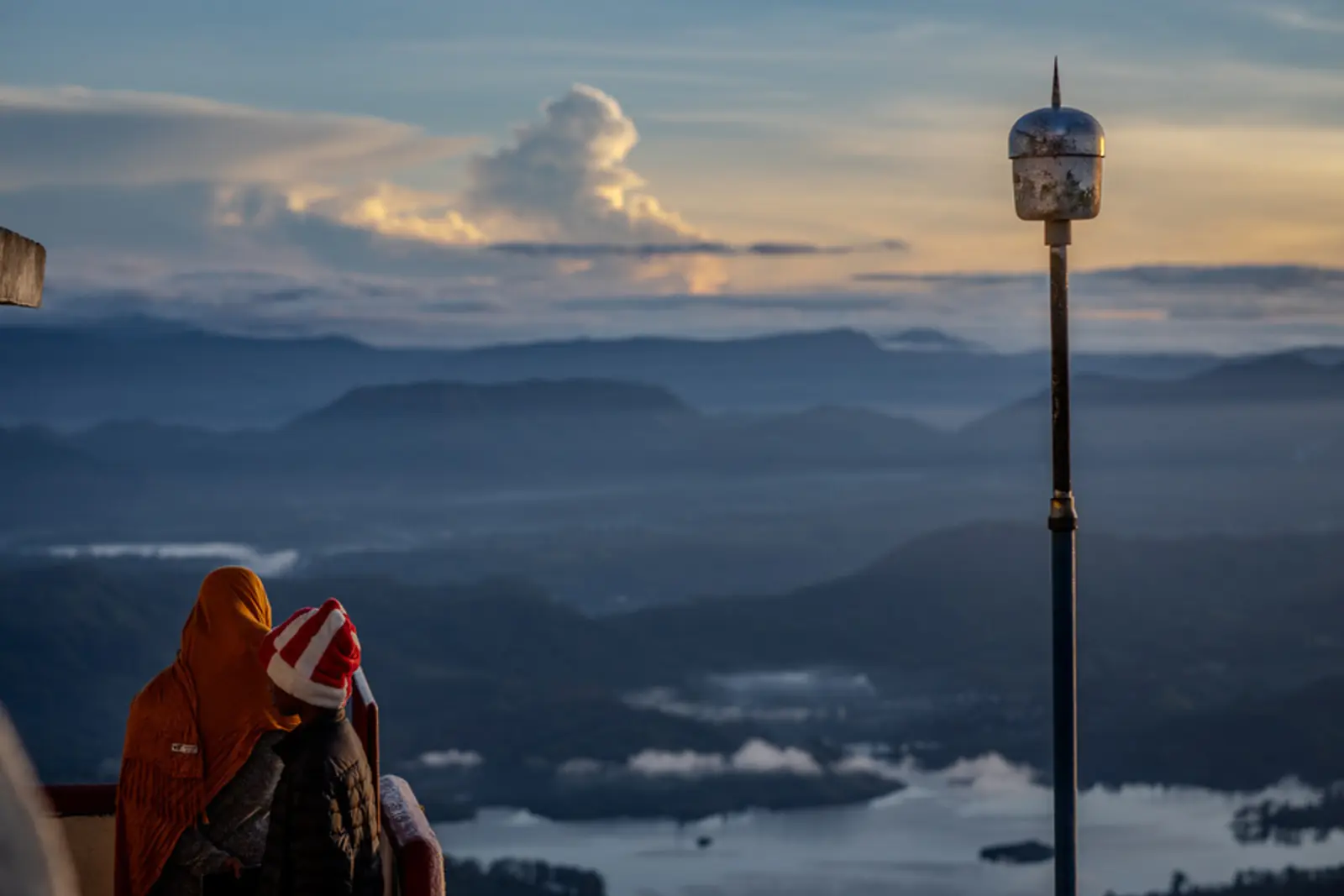 Sonnenaufgang über der Berglandschaft am Adam’s Peak in Sri Lanka