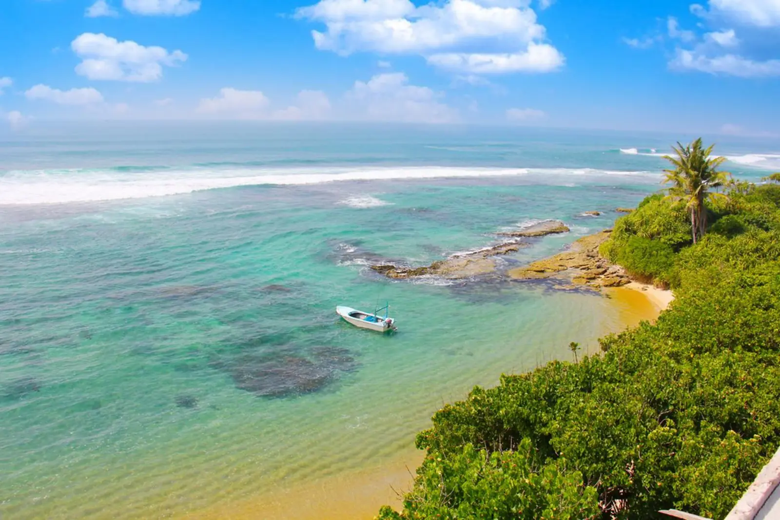 Tropischer Strand mit Palmen und türkisfarbenem Meer in Mirissa, Sri Lanka