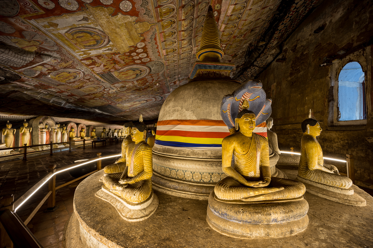 Dambulla-Höhlentempel unter einem mächtigen Felsdach in Sri Lanka